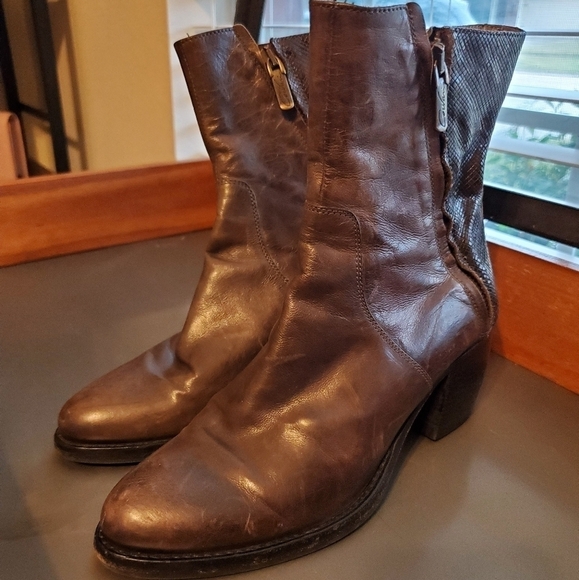 CORVARI Ankle Boots - Picture 1 of 10